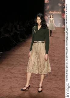 Anuthida Ploypetch auf dem Catwalk für Label Lena Hoschek bei der MBFW 2016 im Fashion Week Zelt am Brandenburger Tor, Berlin.