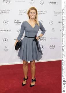 Annica Hansen - Ankunft zur Lena Hoschek Fashion-Show im Rahmen der Mercedes-Benz Fashion Week Berlin Autumn Winter 2016 am Brandenburger Tor in Berlin am 19.01.2016. Mercedes-Benz Fashion Week Berlin Autumn Winter 2016