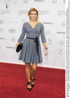 Annica Hansen - Ankunft zur Lena Hoschek Fashion-Show im Rahmen der Mercedes-Benz Fashion Week Berlin Autumn Winter 2016 am Brandenburger Tor in Berlin am 19.01.2016. Mercedes-Benz Fashion Week Berlin Autumn Winter 2016