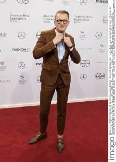 Jan-Henrik Scheper-Stuke - Ankunft zur Lena Hoschek Fashion-Show im Rahmen der Mercedes-Benz Fashion Week Berlin Autumn Winter 2016 am Brandenburger Tor in Berlin am 19.01.2016. Mercedes-Benz Fashion Week Berlin Autumn Winter 2016