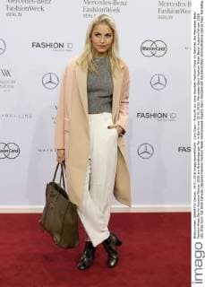 Caro Daur - Ankunft zur Lena Hoschek Fashion-Show im Rahmen der Mercedes-Benz Fashion Week Berlin Autumn Winter 2016 am Brandenburger Tor in Berlin am 19.01.2016. Mercedes-Benz Fashion Week Berlin Autumn Winter 2016