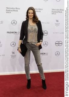 Katrin Wrobel - Ankunft zur Lena Hoschek Fashion-Show im Rahmen der Mercedes-Benz Fashion Week Berlin Autumn Winter 2016 am Brandenburger Tor in Berlin am 19.01.2016. Mercedes-Benz Fashion Week Berlin Autumn Winter 2016