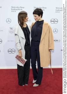 Aylin Tetzel und Jasmin Gerat - Ankunft zur Marc Cain Fashion-Show im Rahmen der Mercedes-Benz Fashion Week Berlin Autumn Winter 2016 am Brandenburger Tor in Berlin am 19.01.2016. Mercedes-Benz Fashion Week Berlin Autumn Winter 2016