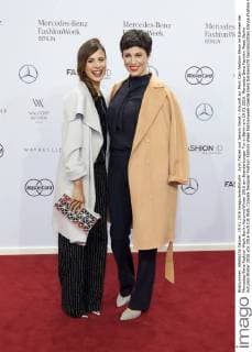 Aylin Tetzel und Jasmin Gerat - Ankunft zur Marc Cain Fashion-Show im Rahmen der Mercedes-Benz Fashion Week Berlin Autumn Winter 2016 am Brandenburger Tor in Berlin am 19.01.2016. Mercedes-Benz Fashion Week Berlin Autumn Winter 2016