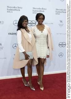 Motsi Mabuse mit Schwester Otlile - Ankunft zur Marc Cain Fashion-Show im Rahmen der Mercedes-Benz Fashion Week Berlin Autumn Winter 2016 am Brandenburger Tor in Berlin am 19.01.2016. Mercedes-Benz Fashion Week Berlin Autumn Winter 2016