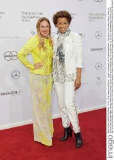 Sonja Kirchberger und Arabella Kiesbauer - Ankunft zur Sportalm Fashion-Show im Rahmen der Mercedes-Benz Fashion Week Berlin Autumn Winter 2016 am Brandenburger Tor in Berlin am 19.01.2016. Mercedes-Benz Fashion Week Berlin Autumn Winter 2016