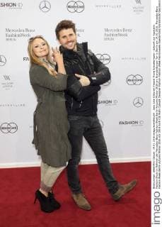 Jana Julie Kilka mit Freund Thore Schoelermann - Ankunft zur Sportalm Fashion-Show im Rahmen der Mercedes-Benz Fashion Week Berlin Autumn Winter 2016 am Brandenburger Tor in Berlin am 19.01.2016. Mercedes-Benz Fashion Week Berlin Autumn Winter 2016
