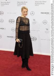 Nova Meierhenrich - Ankunft zur Riani Fashion-Show im Rahmen der Mercedes-Benz Fashion Week Berlin Autumn Winter 2016 am Brandenburger Tor in Berlin am 19.01.2016. Mercedes-Benz Fashion Week Berlin Autumn Winter 2016