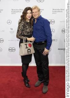 Alexandra Leinauer (Polzin) mit Mann Gerhard Leinauer - Ankunft zur Riani Fashion-Show im Rahmen der Mercedes-Benz Fashion Week Berlin Autumn Winter 2016 am Brandenburger Tor in Berlin am 19.01.2016. Mercedes-Benz Fashion Week Berlin Autumn Winter 2016