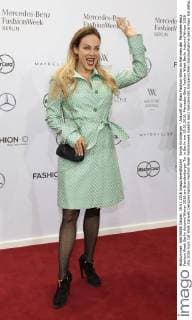 Sonja Kirchberger - Ankunft zur Riani Fashion-Show im Rahmen der Mercedes-Benz Fashion Week Berlin Autumn Winter 2016 am Brandenburger Tor in Berlin am 19.01.2016. Mercedes-Benz Fashion Week Berlin Autumn Winter 2016