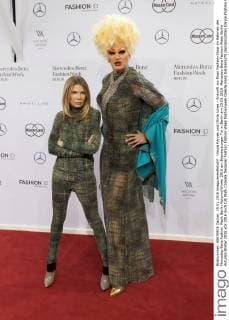 Ursula Karven und Olivia Jones - Ankunft zur Riani Fashion-Show im Rahmen der Mercedes-Benz Fashion Week Berlin Autumn Winter 2016 am Brandenburger Tor in Berlin am 19.01.2016. Mercedes-Benz Fashion Week Berlin Autumn Winter 2016