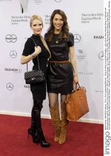 Mirja du Mont und Annett Moeller - Ankunft zur Riani Fashion-Show im Rahmen der Mercedes-Benz Fashion Week Berlin Autumn Winter 2016 am Brandenburger Tor in Berlin am 19.01.2016. Mercedes-Benz Fashion Week Berlin Autumn Winter 2016