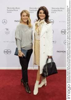 Alina Merkau und Marlene Lufen - Ankunft zur Riani Fashion-Show im Rahmen der Mercedes-Benz Fashion Week Berlin Autumn Winter 2016 am Brandenburger Tor in Berlin am 19.01.2016. Mercedes-Benz Fashion Week Berlin Autumn Winter 2016