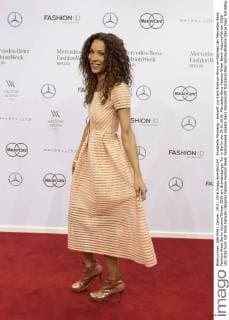 Annabelle Mandeng - Ankunft zur Riani Fashion-Show im Rahmen der Mercedes-Benz Fashion Week Berlin Autumn Winter 2016 am Brandenburger Tor in Berlin am 19.01.2016. Mercedes-Benz Fashion Week Berlin Autumn Winter 2016