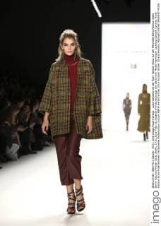 Luisa Hartema bei der Riani Fashion Show auf der Mercedes-Benz Fashion Week Berlin Autumn Winter 2016. Berlin, 19.01.2016 Foto:xS.xGabschx xFuturexImage