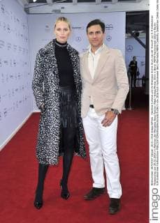 Karolina Kurkova und ihr Ehemann Archie Drury bei der Ankunft zur G.M.Kretschmer Modenschau am 20.01.2016 im Rahmen der Mercedes-Benz Fashion Week Herbst Winter 2016 in Berlin MBFW Fashionweek 2016 in Berlin- G.M.Kretschmer Fashionshow 