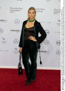 Annika Gassner - Ankunft zur Anja Gockel Fashion-Show im Rahmen der Mercedes-Benz Fashion Week Berlin Autumn Winter 2016 am Brandenburger Tor in Berlin am 19.01.2016. Mercedes-Benz Fashion Week Berlin Autumn Winter 2016