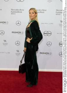 Annika Gassner - Ankunft zur Anja Gockel Fashion-Show im Rahmen der Mercedes-Benz Fashion Week Berlin Autumn Winter 2016 am Brandenburger Tor in Berlin am 19.01.2016. Mercedes-Benz Fashion Week Berlin Autumn Winter 2016