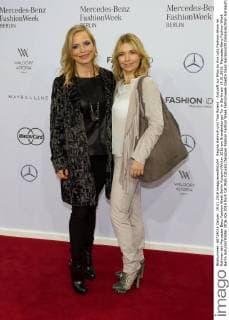 Regina Halmich und Tina Ruland - Ankunft zur Minx by Eva Lutz Fashion-Show im Rahmen der Mercedes-Benz Fashion Week Berlin Autumn Winter 2016 am Brandenburger Tor in Berlin am 19.01.2016. Mercedes-Benz Fashion Week Berlin Autumn Winter 2016