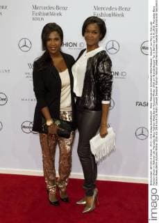 Motsi Mabuse mit Schwester Otlile Mabuse - Ankunft zur Minx by Eva Lutz Fashion-Show im Rahmen der Mercedes-Benz Fashion Week Berlin Autumn Winter 2016 am Brandenburger Tor in Berlin am 19.01.2016. Mercedes-Benz Fashion Week Berlin Autumn Winter 2016