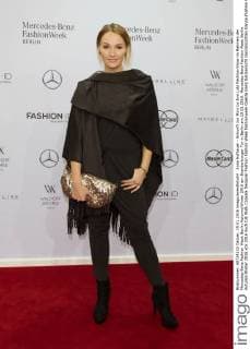 Anna Hofbauer - Ankunft zur Minx by Eva Lutz Fashion-Show im Rahmen der Mercedes-Benz Fashion Week Berlin Autumn Winter 2016 am Brandenburger Tor in Berlin am 19.01.2016. Mercedes-Benz Fashion Week Berlin Autumn Winter 2016