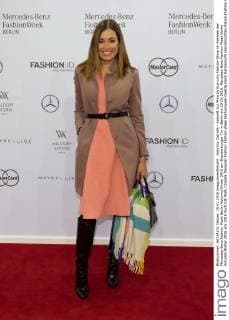 Jana Ina Zarrella - Ankunft zur Minx by Eva Lutz Fashion-Show im Rahmen der Mercedes-Benz Fashion Week Berlin Autumn Winter 2016 am Brandenburger Tor in Berlin am 19.01.2016. Mercedes-Benz Fashion Week Berlin Autumn Winter 2016