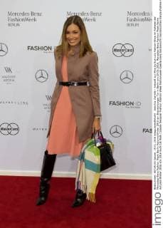 Jana Ina Zarrella - Ankunft zur Minx by Eva Lutz Fashion-Show im Rahmen der Mercedes-Benz Fashion Week Berlin Autumn Winter 2016 am Brandenburger Tor in Berlin am 19.01.2016. Mercedes-Benz Fashion Week Berlin Autumn Winter 2016