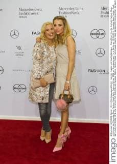 Jennifer Knaeble und Sophie Hermann - Ankunft zur Minx by Eva Lutz Fashion-Show im Rahmen der Mercedes-Benz Fashion Week Berlin Autumn Winter 2016 am Brandenburger Tor in Berlin am 19.01.2016. Mercedes-Benz Fashion Week Berlin Autumn Winter 2016