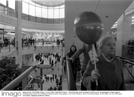 Schoenhauser Allee Arkaden Eroeffnung der Schoenhauser Allee Arkaden, Einkaufszenter über dem S-Bahnhof Schoenhauser Allee gebaut, Frau mit Luftballon, Berlin-Prenzlauer Berg, 03.03.1999;