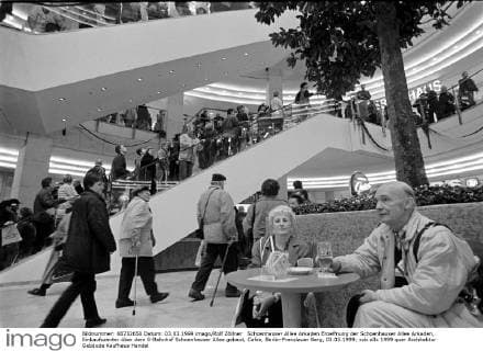 Schoenhauser Allee Arkaden Eroeffnung der Schoenhauser Allee Arkaden, Einkaufszenter über dem S-Bahnhof Schoenhauser Allee gebaut, Cafee, Berlin-Prenzlauer Berg, 03.03.1999;