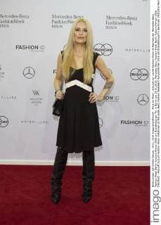 Mirja du Mont - Ankunft zur Laurèl Fashion-Show im Rahmen der Mercedes-Benz Fashion Week Berlin Autumn Winter 2016 am Brandenburger Tor in Berlin am 19.01.2016. Mercedes-Benz Fashion Week Berlin Autumn Winter 2016