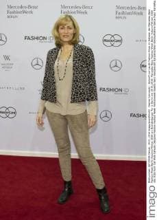 Gesine Cukrowski - Ankunft zur Laurèl Fashion-Show im Rahmen der Mercedes-Benz Fashion Week Berlin Autumn Winter 2016 am Brandenburger Tor in Berlin am 19.01.2016. Mercedes-Benz Fashion Week Berlin Autumn Winter 2016