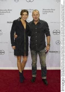 Heino Ferch mit Frau Marie-Jeanette - Ankunft zur Laurèl Fashion-Show im Rahmen der Mercedes-Benz Fashion Week Berlin Autumn Winter 2016 am Brandenburger Tor in Berlin am 19.01.2016. Mercedes-Benz Fashion Week Berlin Autumn Winter 2016