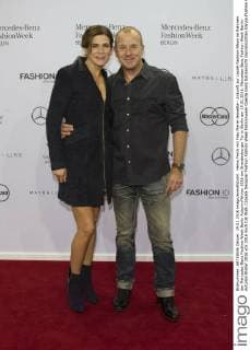 Heino Ferch mit Frau Marie-Jeanette - Ankunft zur Laurèl Fashion-Show im Rahmen der Mercedes-Benz Fashion Week Berlin Autumn Winter 2016 am Brandenburger Tor in Berlin am 19.01.2016. Mercedes-Benz Fashion Week Berlin Autumn Winter 2016