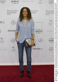Annabelle Mandeng - Ankunft zur Laurèl Fashion-Show im Rahmen der Mercedes-Benz Fashion Week Berlin Autumn Winter 2016 am Brandenburger Tor in Berlin am 19.01.2016. Mercedes-Benz Fashion Week Berlin Autumn Winter 2016