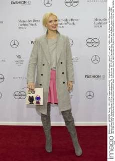 Franziska Knuppe - Ankunft zur Laurèl Fashion-Show im Rahmen der Mercedes-Benz Fashion Week Berlin Autumn Winter 2016 am Brandenburger Tor in Berlin am 19.01.2016. Mercedes-Benz Fashion Week Berlin Autumn Winter 2016