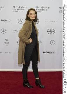 Maria Ehrich - Ankunft zur Laurèl Fashion-Show im Rahmen der Mercedes-Benz Fashion Week Berlin Autumn Winter 2016 am Brandenburger Tor in Berlin am 19.01.2016. Mercedes-Benz Fashion Week Berlin Autumn Winter 2016