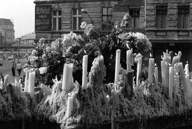 Kerzen und Blumen vor der Gethsemanekirche Kerzen und Blumen vor der Gethsemanekirche, nach den Ausschreitungen zum 7. Oktober (40. Geburtstag der DDR) rund um die Gethsemanekirche, Demonstranten wurden von der Volkspolizei niedergeknueppelt und verhaftet (zugefuehrt), Berlin-Prenzlauer Berg, 08.10.1989;