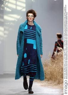 A model takes to the catwalk during the presentation of Issey Miyake s collection as part of the 2016-1017 Fall-Winter fashion collection in Paris, on January 21, 2016.  PAR20160121109 MAYAxVIDON-WHITE