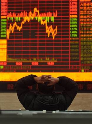 Börsen in china enden im Minus FUYANG, CHINA - JANUARY 21: (CHINA OUT) An investor watches the electronic board at a stock exchange hall on January 21, 2016 in Fuyang, Anhui Province of China. Chinese shares plunged on Thursday with the benchmark Shanghai Composite Index down 96.21 points, or 3.23 percent, to close at 2,880.48. The Shenzhen Component Index fell 390.88 points, or 3.77 percent, to close at 9,975.98.  CFP478483162