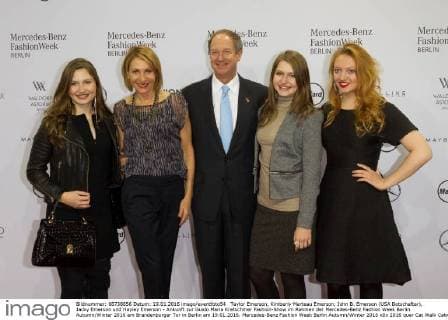 Taylor Emerson, Kimberly Marteau Emerson, John B. Emerson (USA Botschafter), Jacky Emerson und Hayley Emerson - Ankunft zur Guido Maria Kretschmer Fashion-Show im Rahmen der Mercedes-Benz Fashion Week Berlin Autumn Winter 2016 am Brandenburger Tor in Berlin am 19.01.2016. Mercedes-Benz Fashion Week Berlin Autumn Winter 2016