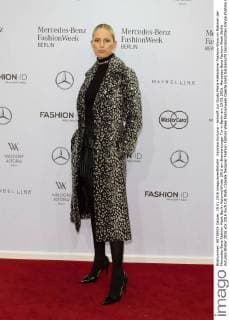 Karolina Kurkova - Ankunft zur Guido Maria Kretschmer Fashion-Show im Rahmen der Mercedes-Benz Fashion Week Berlin Autumn Winter 2016 am Brandenburger Tor in Berlin am 19.01.2016. Mercedes-Benz Fashion Week Berlin Autumn Winter 2016