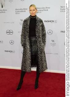 Karolina Kurkova - Ankunft zur Guido Maria Kretschmer Fashion-Show im Rahmen der Mercedes-Benz Fashion Week Berlin Autumn Winter 2016 am Brandenburger Tor in Berlin am 19.01.2016. Mercedes-Benz Fashion Week Berlin Autumn Winter 2016