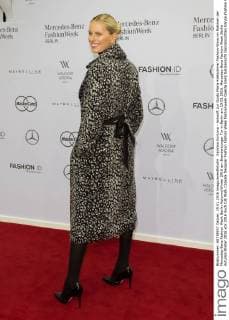 Karolina Kurkova - Ankunft zur Guido Maria Kretschmer Fashion-Show im Rahmen der Mercedes-Benz Fashion Week Berlin Autumn Winter 2016 am Brandenburger Tor in Berlin am 19.01.2016. Mercedes-Benz Fashion Week Berlin Autumn Winter 2016