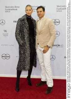 Karolina Kurkova mit Mann Archie Drury - Ankunft zur Guido Maria Kretschmer Fashion-Show im Rahmen der Mercedes-Benz Fashion Week Berlin Autumn Winter 2016 am Brandenburger Tor in Berlin am 19.01.2016. Mercedes-Benz Fashion Week Berlin Autumn Winter 2016