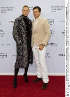 Karolina Kurkova mit Mann Archie Drury - Ankunft zur Guido Maria Kretschmer Fashion-Show im Rahmen der Mercedes-Benz Fashion Week Berlin Autumn Winter 2016 am Brandenburger Tor in Berlin am 19.01.2016. Mercedes-Benz Fashion Week Berlin Autumn Winter 2016