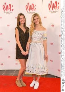- LINT, BELGIUM: Emma Bale and her sister Yentl (left) pictured during the ninth edition of the MIA s (Music Industry Award) award show, in Lint, Thursday 21 January 2016. The MIA awards are handed out by the VRT and Kunstenpunt.  JAMESxARTHURxGEKIERE 04778642