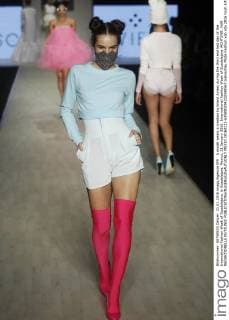 A model wears a creation by brand Aviesc during the third and last day of the International Fashion Week of Guadalajara, in Guadalajara, Mexico, 21 January 2016. International Fashion Week of Guadalajara !ACHTUNG: NUR REDAKTIONELLE NUTZUNG!  MEX30 20160122-635890294232248567