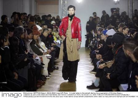 A model takes to the catwalk during the presentation of Christian Dada s collection as part of the 2016-1017 Fall-Winter men fashion collections in Paris, on January 22, 2016.  PAR20160122110 MAYAxVIDON-WHITE