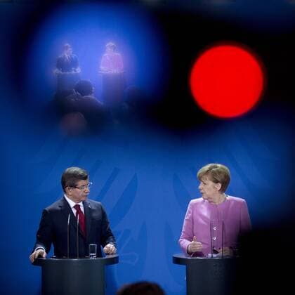 Davutoglu, Merkel DEU, Deutschland, Germany, Berlin, 22.01.2016 Ahmet Davutoglu, Ministerpraesident der Republik Tuerkei, und Angela Merkel, Bundeskanzlerin (rechts), waehrend der Pressekonferenz im Bundeskanzleramt nach den deutsch-tuerkischen Regierungskonsultationen. Ahmet Davutoglu, Prime Minister of Turkey, and German Chancellor Angela Merkel (right) during the German-Turkish government consultations at the Chancellery in Berlin, Germany. The two governments are meeting amidst Europe s need for cooperation from Turkey in stemming the flow of refugees and migrants seeking asylum in Europe.